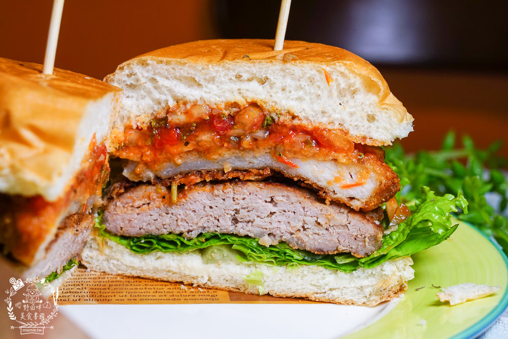 高雄漢堡推薦[It’s Me 複合式餐飲]人氣雙層花生起司豬肉堡厚實必點!居然還有飲料喝到飽!