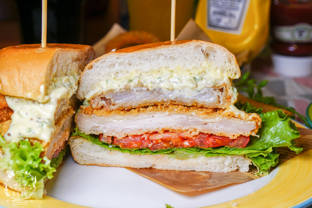 高雄漢堡推薦[It’s Me 複合式餐飲]人氣雙層花生起司豬肉堡厚實必點!居然還有飲料喝到飽!