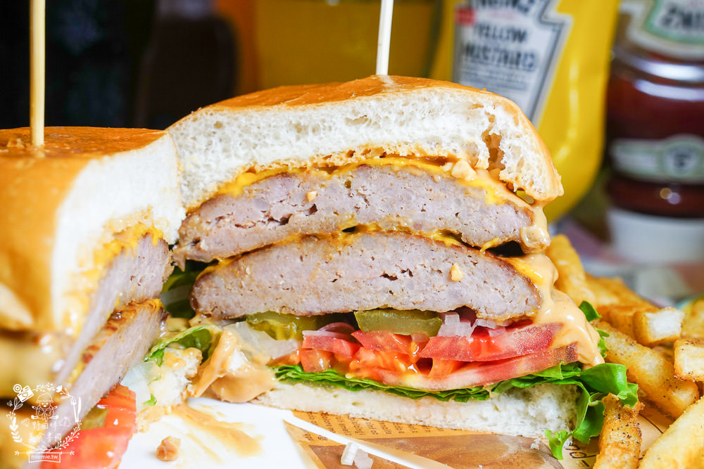 高雄漢堡推薦[It’s Me 複合式餐飲]人氣雙層花生起司豬肉堡厚實必點!居然還有飲料喝到飽!