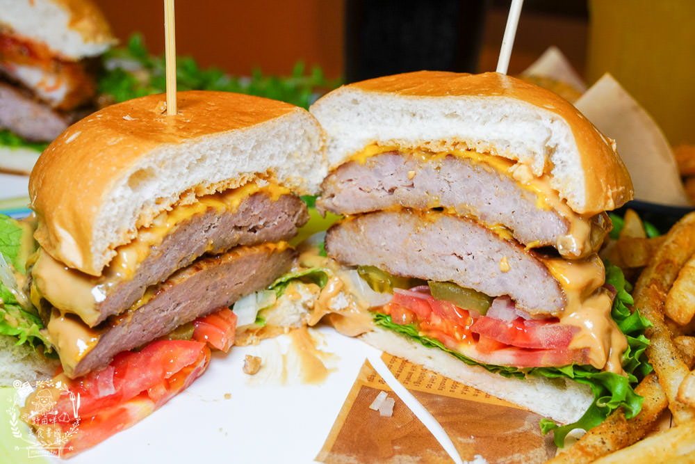 高雄漢堡推薦[It’s Me 複合式餐飲]人氣雙層花生起司豬肉堡厚實必點!居然還有飲料喝到飽!