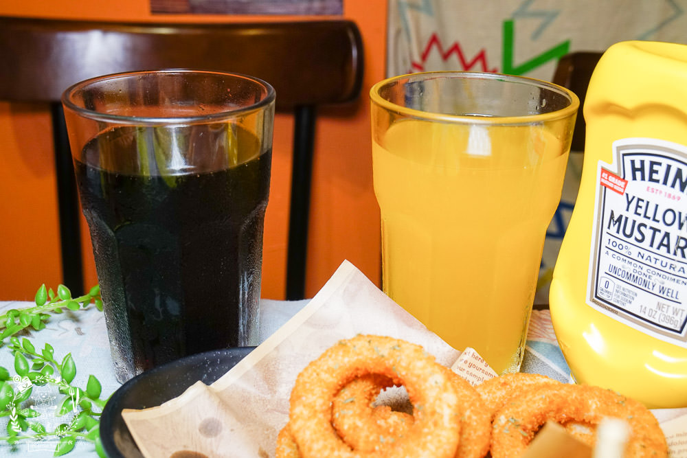 高雄漢堡推薦[It’s Me 複合式餐飲]人氣雙層花生起司豬肉堡厚實必點!居然還有飲料喝到飽!