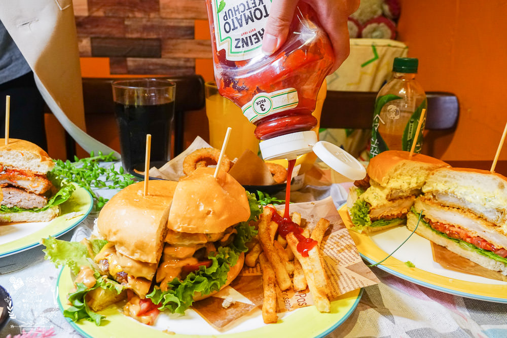 高雄漢堡推薦[It’s Me 複合式餐飲]人氣雙層花生起司豬肉堡厚實必點!居然還有飲料喝到飽!