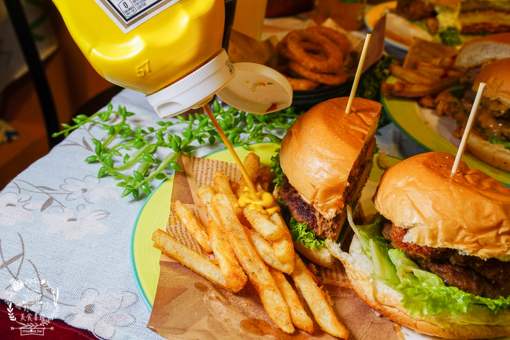 高雄漢堡推薦[It’s Me 複合式餐飲]人氣雙層花生起司豬肉堡厚實必點!居然還有飲料喝到飽!