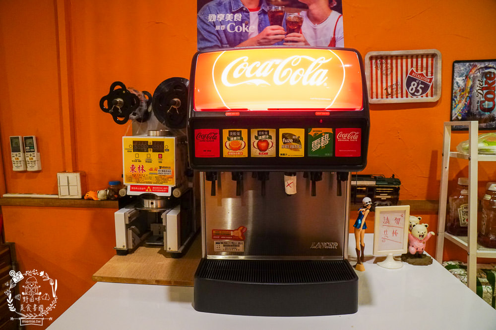 高雄漢堡推薦[It’s Me 複合式餐飲]人氣雙層花生起司豬肉堡厚實必點!居然還有飲料喝到飽!