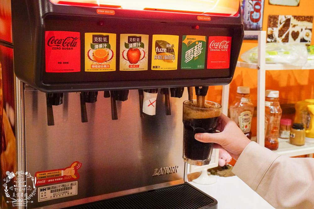 高雄漢堡推薦[It’s Me 複合式餐飲]人氣雙層花生起司豬肉堡厚實必點!居然還有飲料喝到飽!