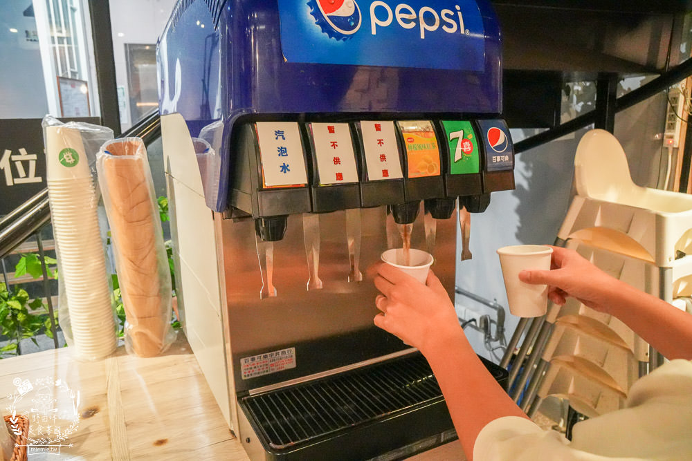 Pizza一番披薩吃到飽|高雄30種口味的超人氣披薩吃到飽!披薩299元買一送一到12/31!新推出焗烤義大利麵超邪惡？