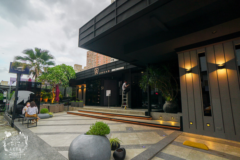 高雄超人氣屋頂海洋餐廳回歸囉!迷幻繽紛的華麗餐酒館!泰式火鍋超澎湃~