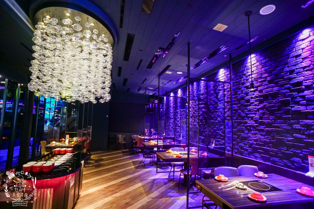 高雄超人氣屋頂海洋餐廳回歸囉!迷幻繽紛的華麗餐酒館!泰式火鍋超澎湃~