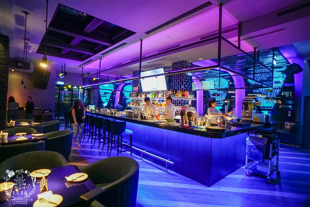 高雄超人氣屋頂海洋餐廳回歸囉!迷幻繽紛的華麗餐酒館!泰式火鍋超澎湃~