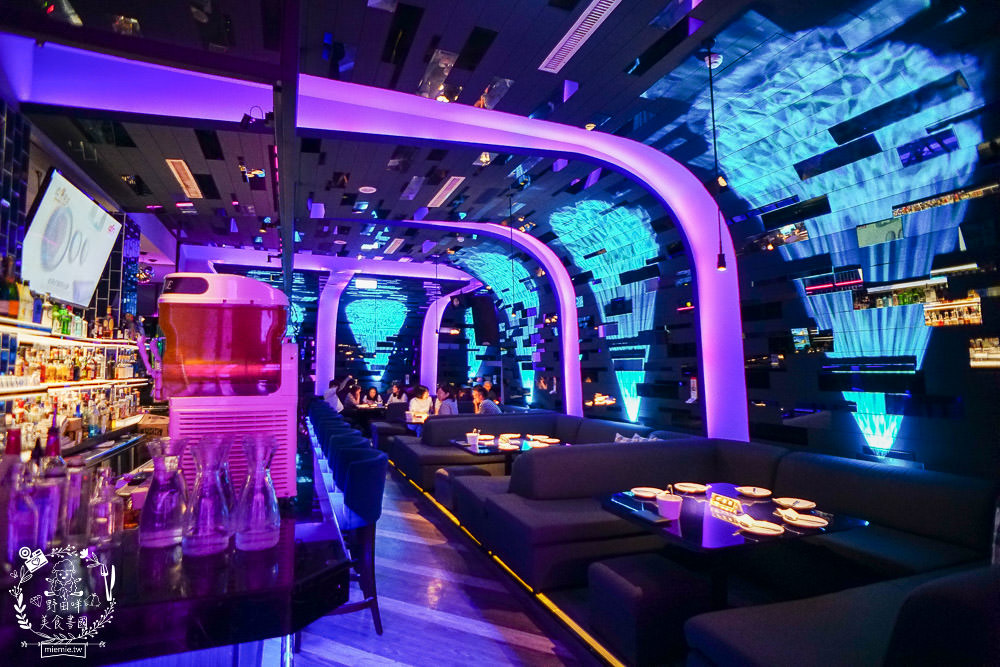 高雄超人氣屋頂海洋餐廳回歸囉!迷幻繽紛的華麗餐酒館!泰式火鍋超澎湃~