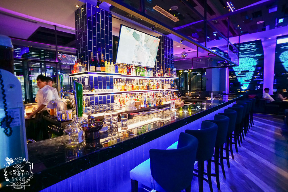 高雄超人氣屋頂海洋餐廳回歸囉!迷幻繽紛的華麗餐酒館!泰式火鍋超澎湃~