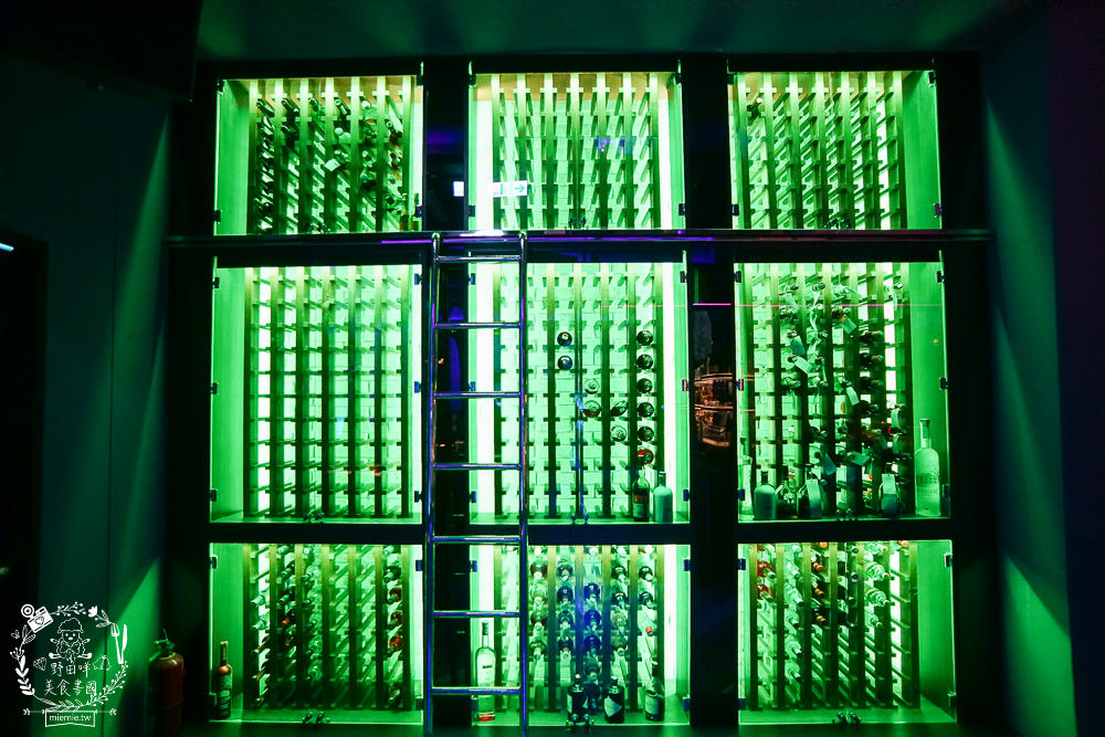 高雄超人氣屋頂海洋餐廳回歸囉!迷幻繽紛的華麗餐酒館!泰式火鍋超澎湃~