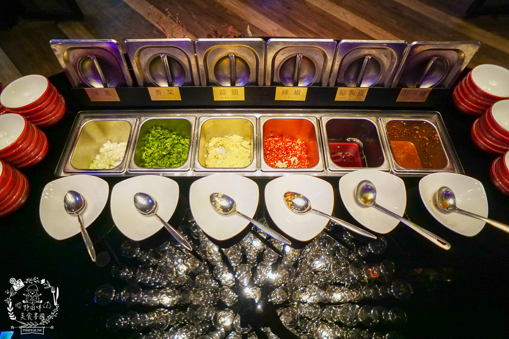 高雄超人氣屋頂海洋餐廳回歸囉!迷幻繽紛的華麗餐酒館!泰式火鍋超澎湃~