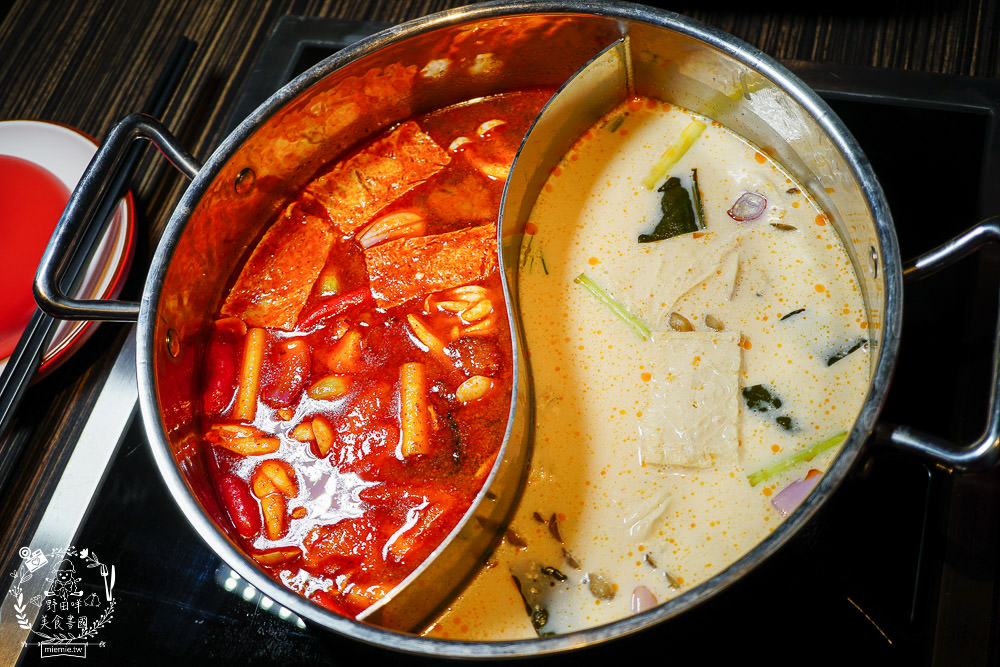 高雄超人氣屋頂海洋餐廳回歸囉!迷幻繽紛的華麗餐酒館!泰式火鍋超澎湃~