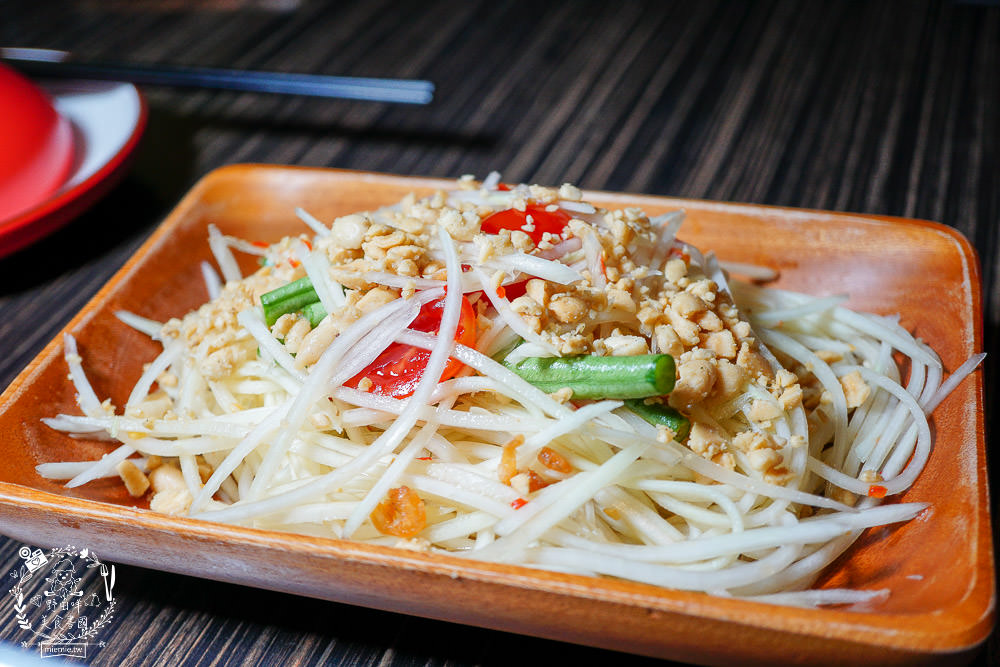 高雄超人氣屋頂海洋餐廳回歸囉!迷幻繽紛的華麗餐酒館!泰式火鍋超澎湃~