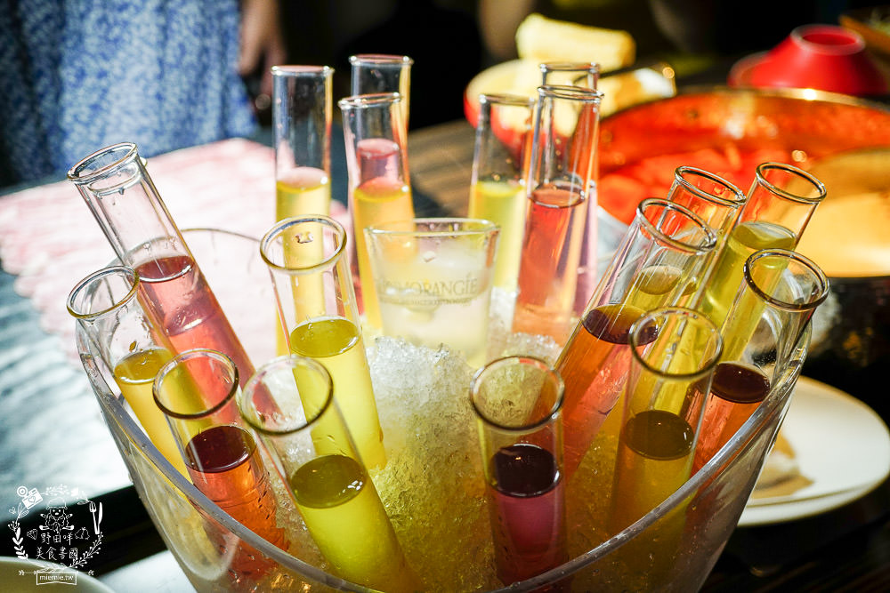 高雄超人氣屋頂海洋餐廳回歸囉!迷幻繽紛的華麗餐酒館!泰式火鍋超澎湃~