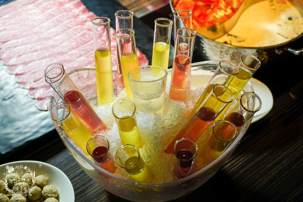 高雄超人氣屋頂海洋餐廳回歸囉!迷幻繽紛的華麗餐酒館!泰式火鍋超澎湃~