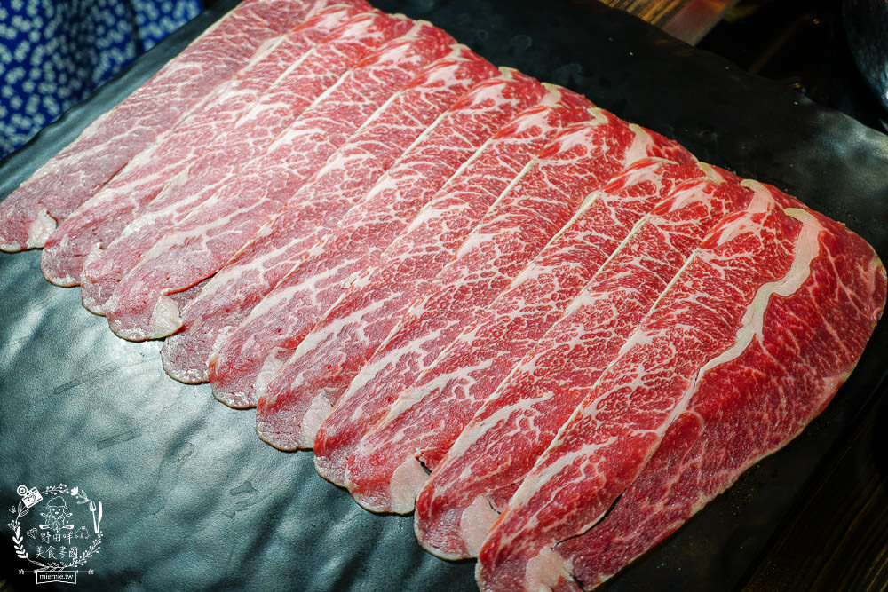 高雄超人氣屋頂海洋餐廳回歸囉!迷幻繽紛的華麗餐酒館!泰式火鍋超澎湃~