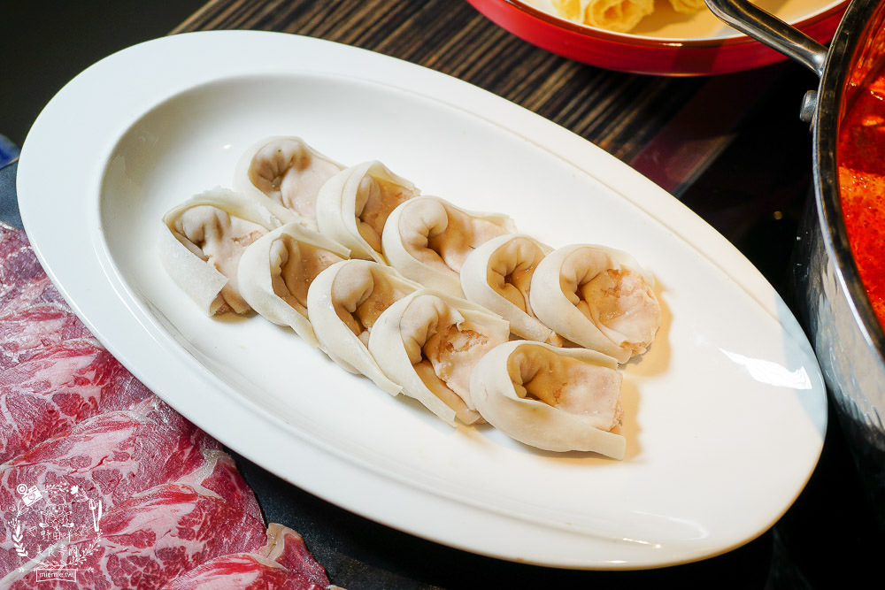 高雄超人氣屋頂海洋餐廳回歸囉!迷幻繽紛的華麗餐酒館!泰式火鍋超澎湃~