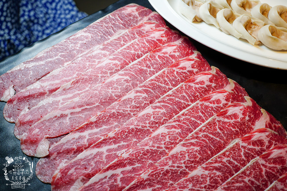 高雄超人氣屋頂海洋餐廳回歸囉!迷幻繽紛的華麗餐酒館!泰式火鍋超澎湃~