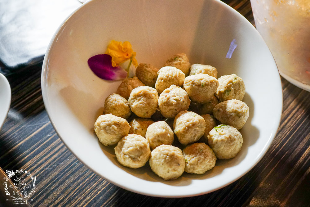 高雄超人氣屋頂海洋餐廳回歸囉!迷幻繽紛的華麗餐酒館!泰式火鍋超澎湃~