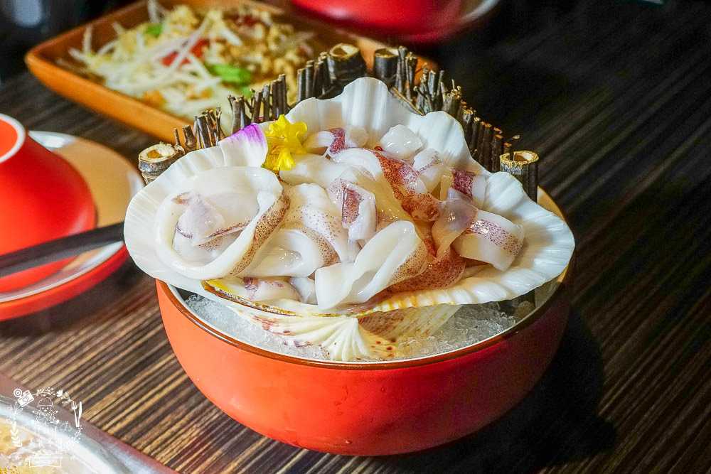 高雄超人氣屋頂海洋餐廳回歸囉!迷幻繽紛的華麗餐酒館!泰式火鍋超澎湃~