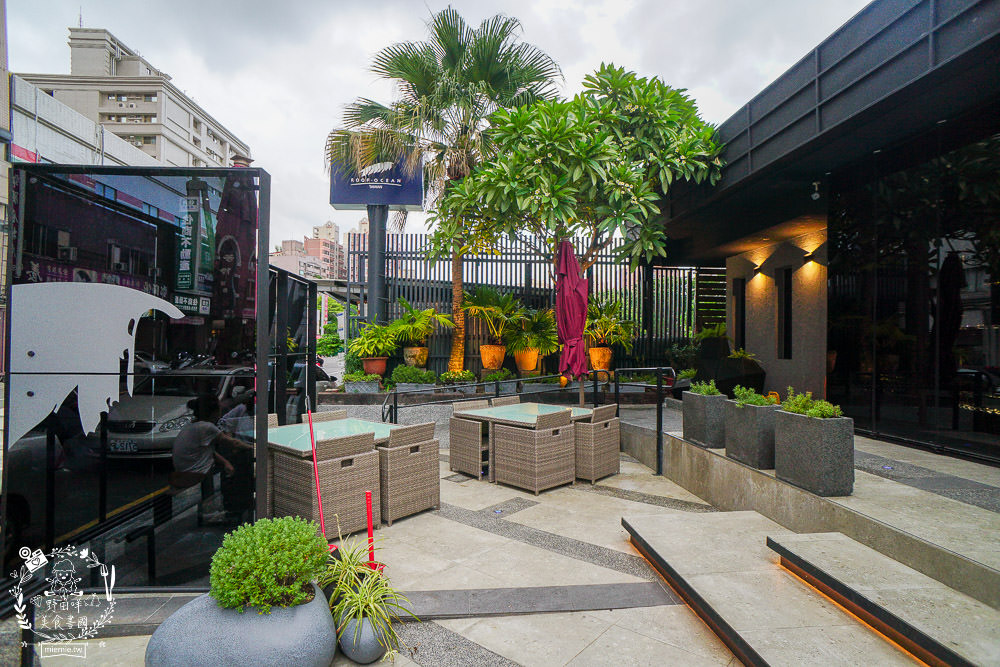 高雄超人氣屋頂海洋餐廳回歸囉!迷幻繽紛的華麗餐酒館!泰式火鍋超澎湃~