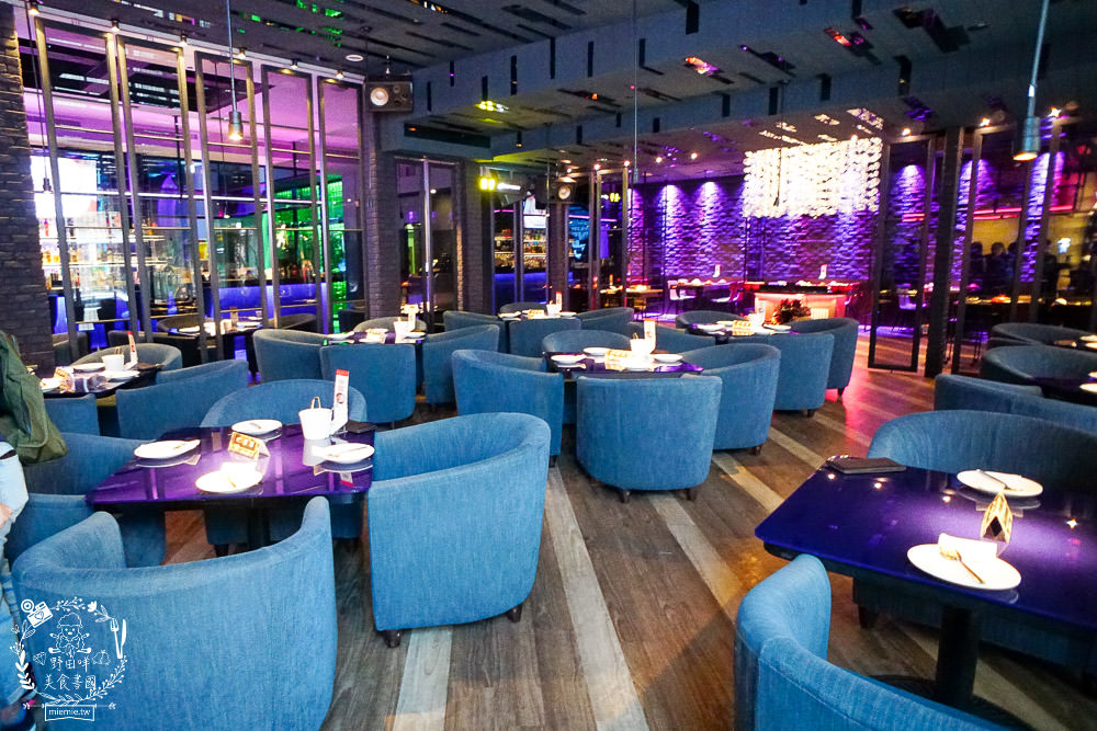 高雄超人氣屋頂海洋餐廳回歸囉!迷幻繽紛的華麗餐酒館!泰式火鍋超澎湃~