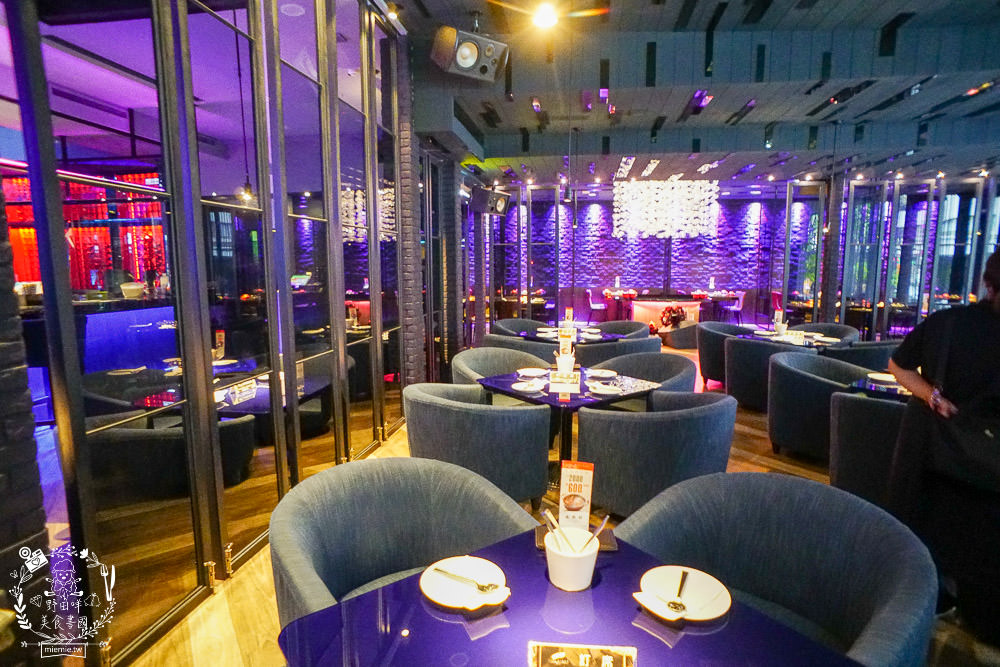 高雄超人氣屋頂海洋餐廳回歸囉!迷幻繽紛的華麗餐酒館!泰式火鍋超澎湃~