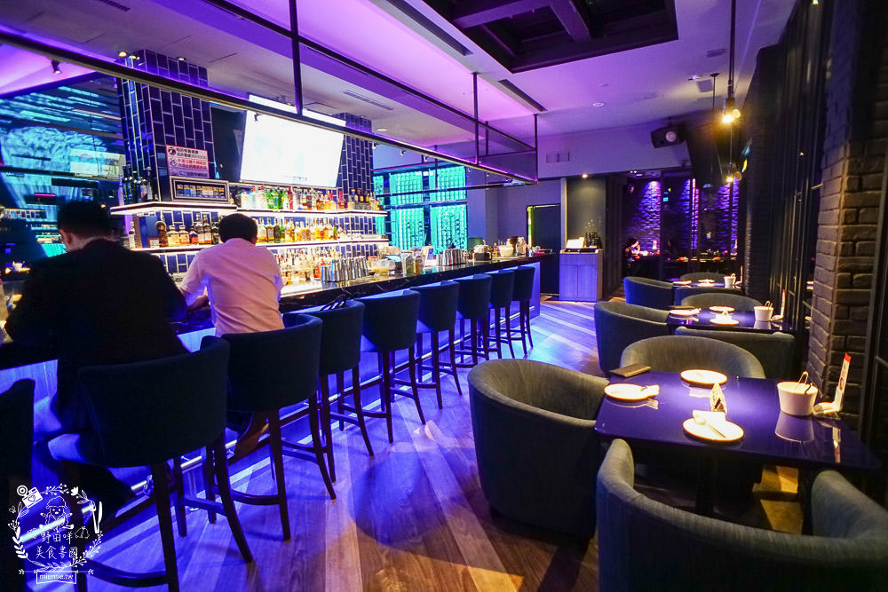 高雄超人氣屋頂海洋餐廳回歸囉!迷幻繽紛的華麗餐酒館!泰式火鍋超澎湃~