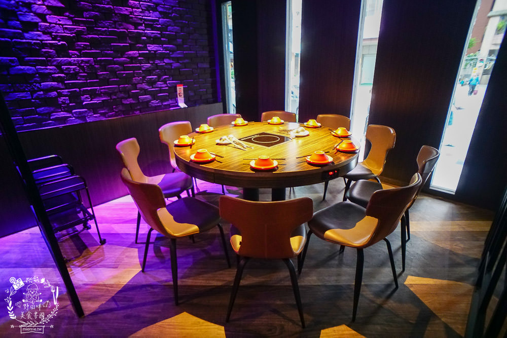 高雄超人氣屋頂海洋餐廳回歸囉!迷幻繽紛的華麗餐酒館!泰式火鍋超澎湃~