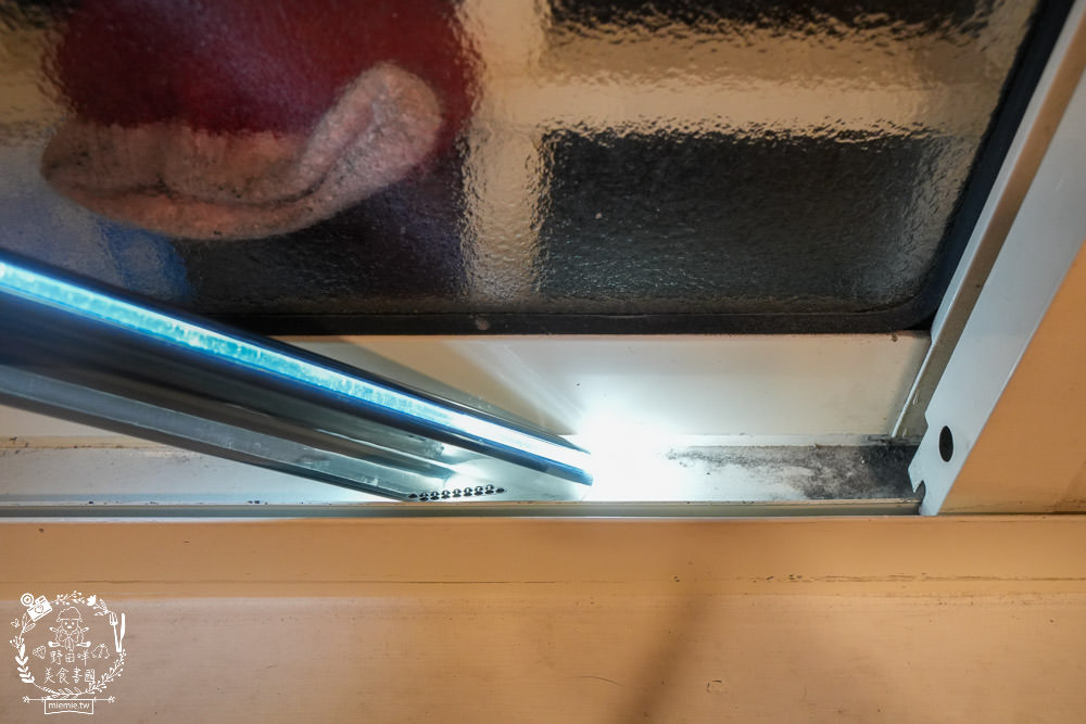 SANSUI山水 智能偵測濕拖無線吸塵器 SVC-J800|LED照明輔助+智能偵測+三檔吸力，一鍵切換清潔超方便!電動濕拖吸頭雙旋拖布會自轉清潔超省力!雙電池替換90分鐘打掃不中斷