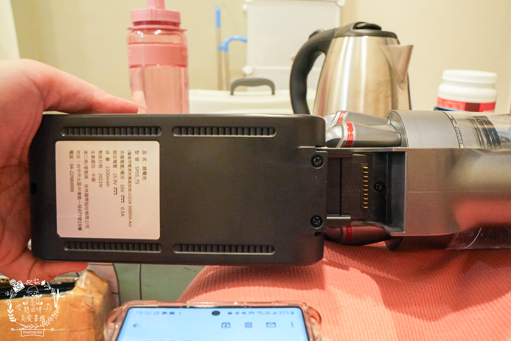 SANSUI山水 智能偵測濕拖無線吸塵器 SVC-J800|LED照明輔助+智能偵測+三檔吸力，一鍵切換清潔超方便!電動濕拖吸頭雙旋拖布會自轉清潔超省力!雙電池替換90分鐘打掃不中斷