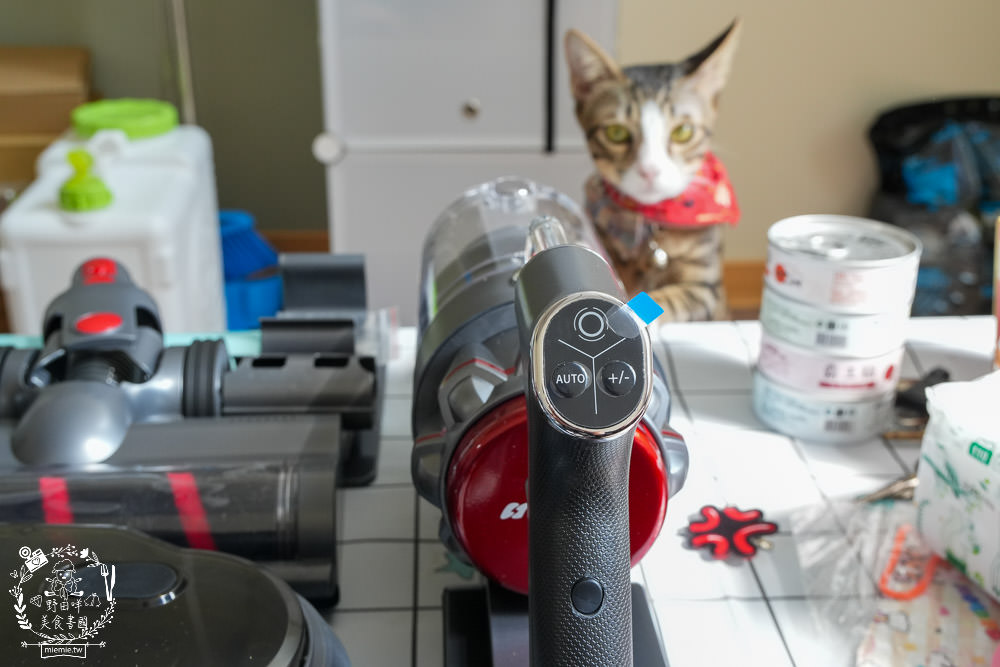 SANSUI山水 智能偵測濕拖無線吸塵器 SVC-J800|LED照明輔助+智能偵測+三檔吸力，一鍵切換清潔超方便!電動濕拖吸頭雙旋拖布會自轉清潔超省力!雙電池替換90分鐘打掃不中斷