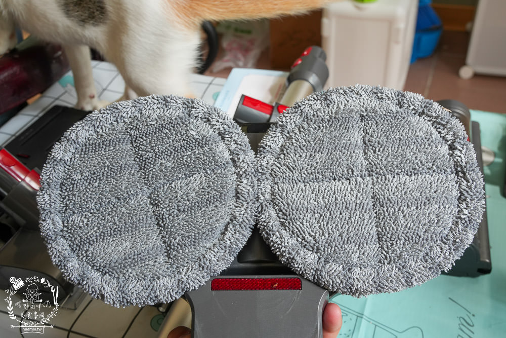 SANSUI山水 智能偵測濕拖無線吸塵器 SVC-J800|LED照明輔助+智能偵測+三檔吸力，一鍵切換清潔超方便!電動濕拖吸頭雙旋拖布會自轉清潔超省力!雙電池替換90分鐘打掃不中斷