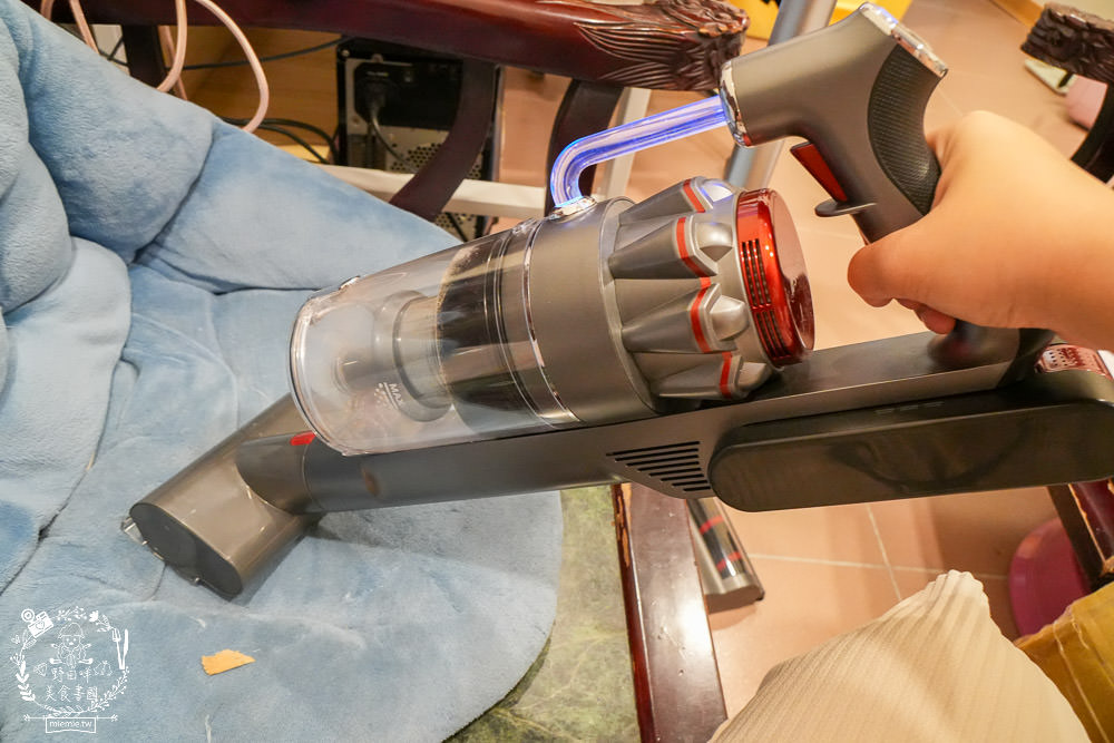 SANSUI山水 智能偵測濕拖無線吸塵器 SVC-J800|LED照明輔助+智能偵測+三檔吸力，一鍵切換清潔超方便!電動濕拖吸頭雙旋拖布會自轉清潔超省力!雙電池替換90分鐘打掃不中斷