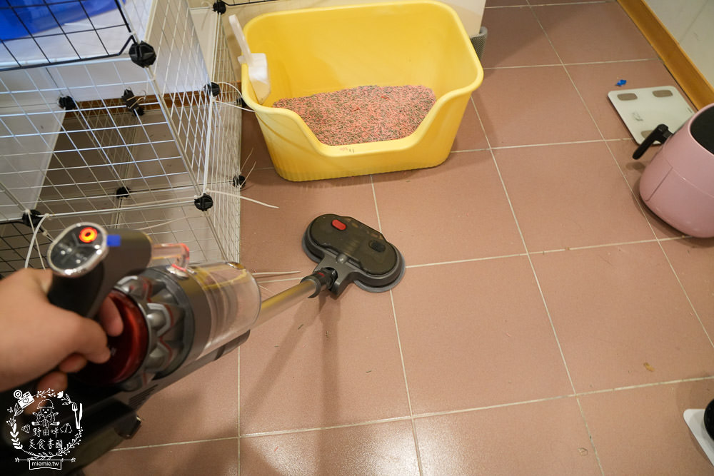 SANSUI山水 智能偵測濕拖無線吸塵器 SVC-J800|LED照明輔助+智能偵測+三檔吸力，一鍵切換清潔超方便!電動濕拖吸頭雙旋拖布會自轉清潔超省力!雙電池替換90分鐘打掃不中斷