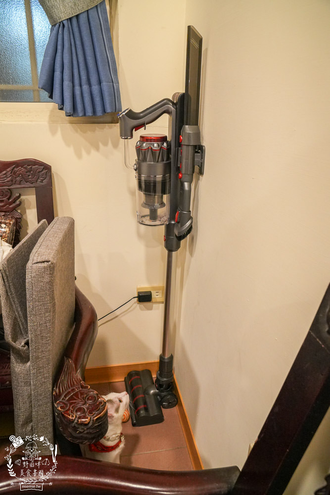 SANSUI山水 智能偵測濕拖無線吸塵器 SVC-J800|LED照明輔助+智能偵測+三檔吸力，一鍵切換清潔超方便!電動濕拖吸頭雙旋拖布會自轉清潔超省力!雙電池替換90分鐘打掃不中斷