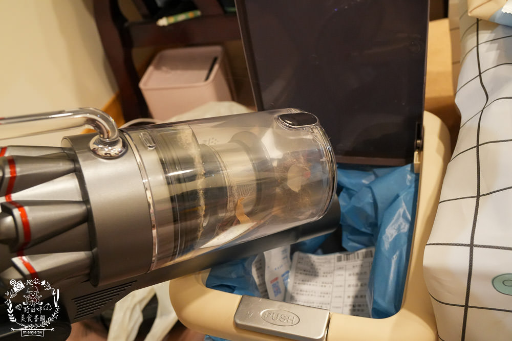 SANSUI山水 智能偵測濕拖無線吸塵器 SVC-J800|LED照明輔助+智能偵測+三檔吸力，一鍵切換清潔超方便!電動濕拖吸頭雙旋拖布會自轉清潔超省力!雙電池替換90分鐘打掃不中斷