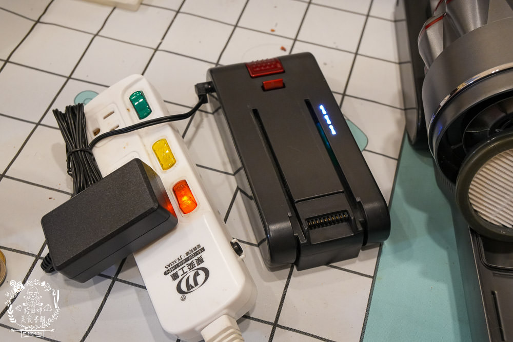 SANSUI山水 智能偵測濕拖無線吸塵器 SVC-J800|LED照明輔助+智能偵測+三檔吸力，一鍵切換清潔超方便!電動濕拖吸頭雙旋拖布會自轉清潔超省力!雙電池替換90分鐘打掃不中斷