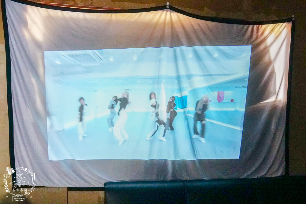 [開箱]SANSUI山水無線微型行動投影機SPJ-MM|支援NETFLIX Disney+|FULL HD高畫質梯形校正