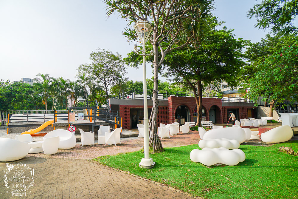 高雄[抒嗜人文茶飲SUNSAY]鳳山超浪漫露天咖啡廳!到了夜晚還會閃閃發光~