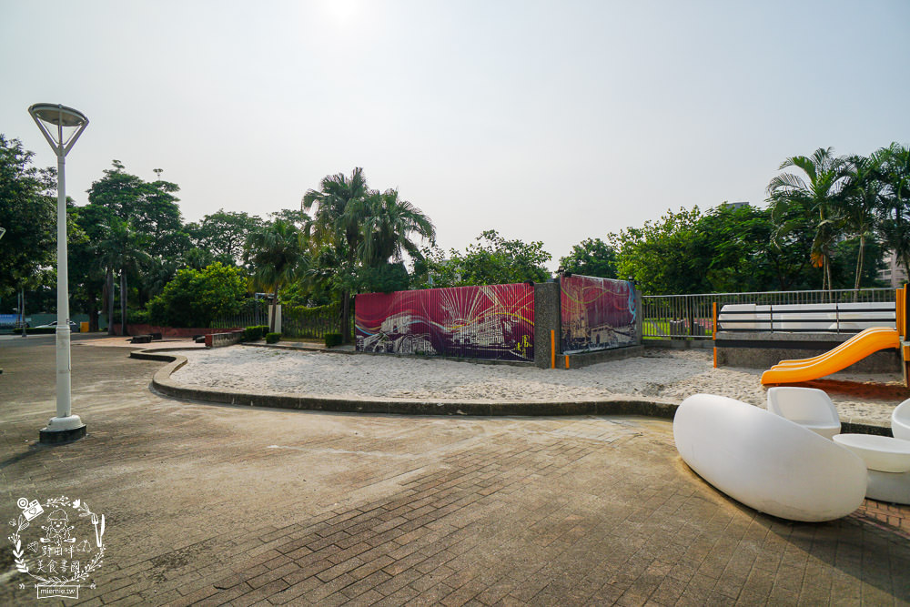 高雄[抒嗜人文茶飲SUNSAY]鳳山超浪漫露天咖啡廳!到了夜晚還會閃閃發光~