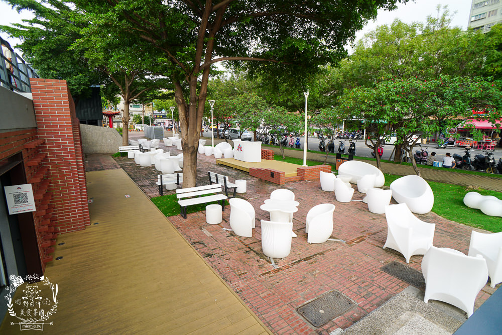 高雄[抒嗜人文茶飲SUNSAY]鳳山超浪漫露天咖啡廳!到了夜晚還會閃閃發光~