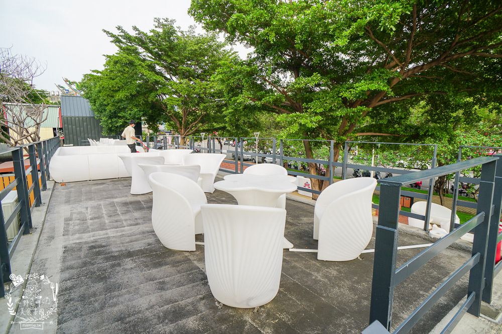 高雄[抒嗜人文茶飲SUNSAY]鳳山超浪漫露天咖啡廳!到了夜晚還會閃閃發光~