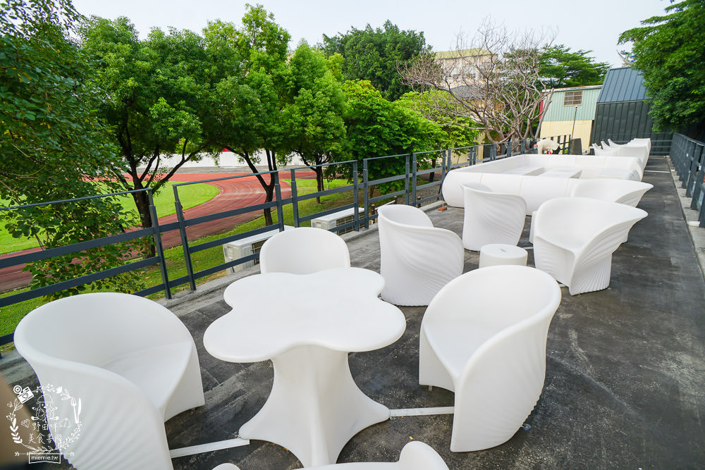 高雄[抒嗜人文茶飲SUNSAY]鳳山超浪漫露天咖啡廳!到了夜晚還會閃閃發光~