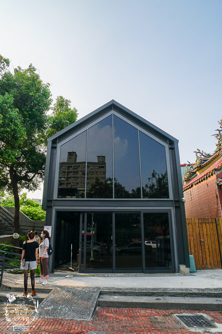 高雄[抒嗜人文茶飲SUNSAY]鳳山超浪漫露天咖啡廳!到了夜晚還會閃閃發光~