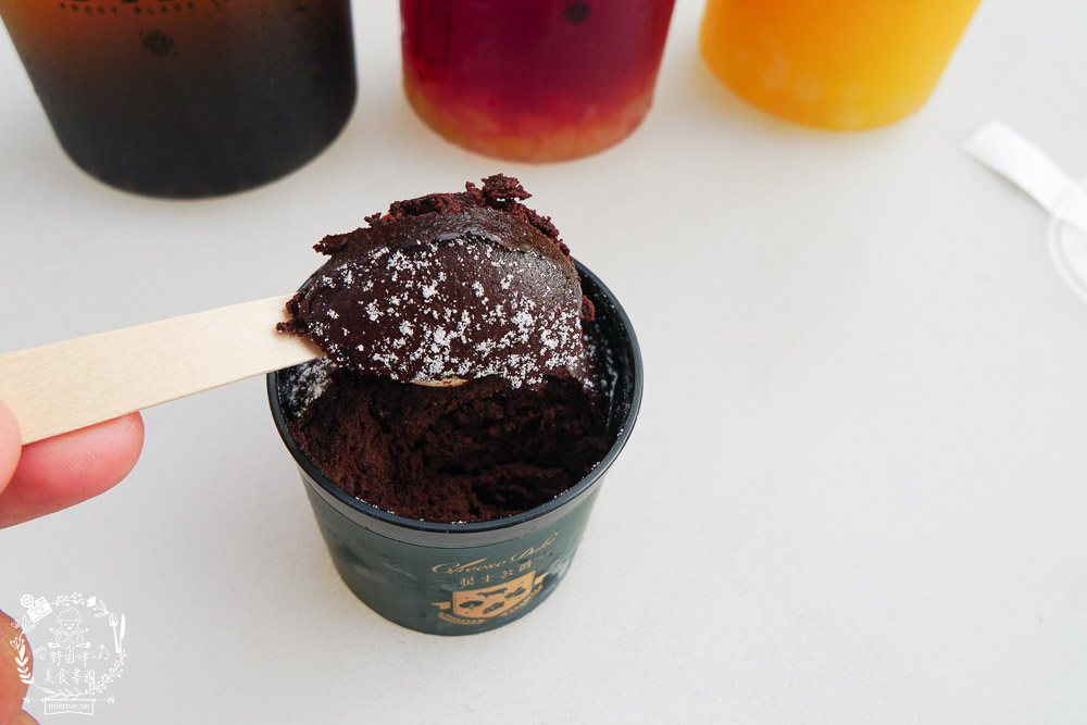 高雄[抒嗜人文茶飲SUNSAY]鳳山超浪漫露天咖啡廳!到了夜晚還會閃閃發光~