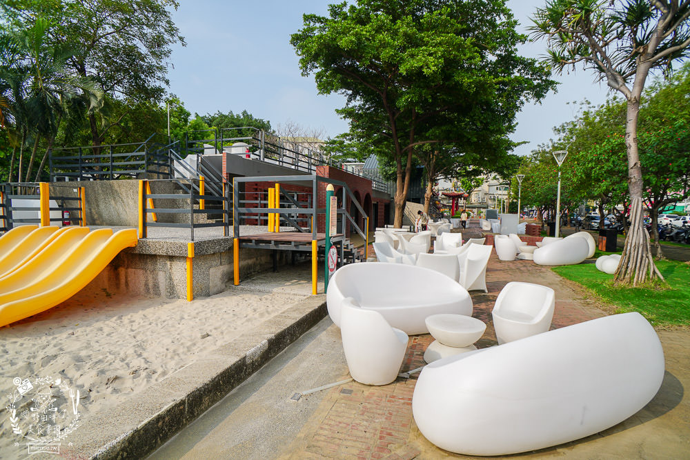 高雄[抒嗜人文茶飲SUNSAY]鳳山超浪漫露天咖啡廳!到了夜晚還會閃閃發光~