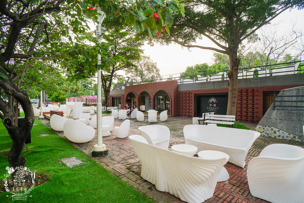 高雄[抒嗜人文茶飲SUNSAY]鳳山超浪漫露天咖啡廳!到了夜晚還會閃閃發光~